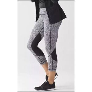 Lululemon Pace Rival Crop in Scatter Star Arctic Grey/Black Size 2